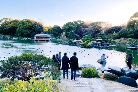 写真：庭園散策の様子