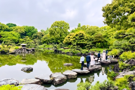 写真：庭園散策の様子