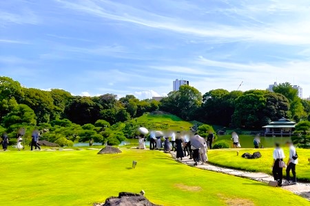 写真：庭園散策の様子