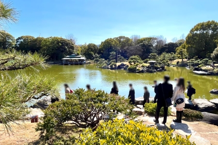 写真：庭園散策の様子